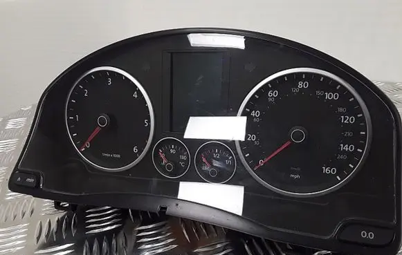 Volkswagen Tiguan Speedometer (instrument cluster) 5N0920970DX