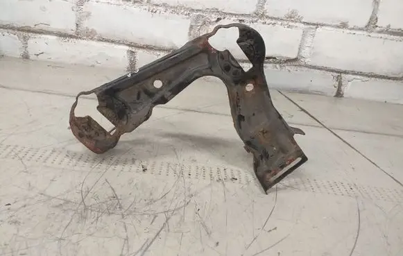 Skoda Octavia Mk2 (1Z) Headlight/headlamp mounting bracket