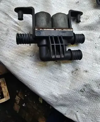 BMW 7 E65 E66 Coolant heater control valve 6906652 1147412159 070116