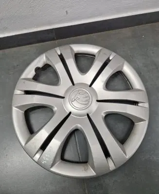 Skoda Fabia Mk2 (5J) R15 wheel hub/cap/trim 5J0601147L