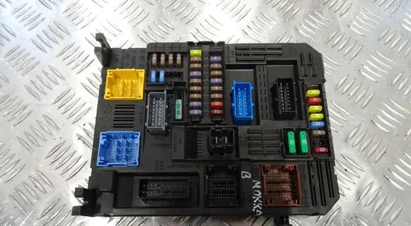 Opel Mokka B Fuse module 9832881080
