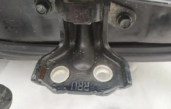 KIA Sorento Rear door lower hinge