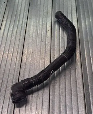Volkswagen PASSAT CC Breather hose/pipe 1K0129637D