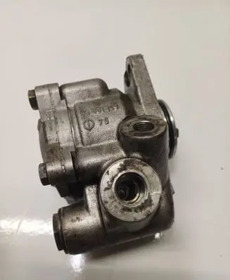 Iveco Daily 35.8 - 9 Power steering pump 7682955142