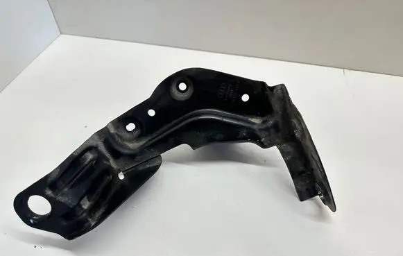 Audi A4 S4 B7 8E 8H Intercooler pipe mounting bracket 8E0145813H