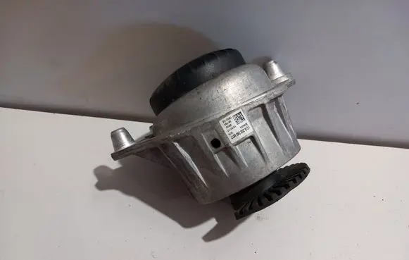 Mercedes-Benz C W205 Engine mount bracket A2052406617