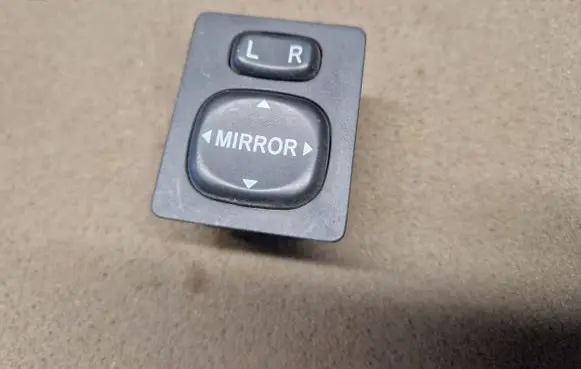 Toyota Hilux (AN10, AN20, AN30) Wing mirror switch