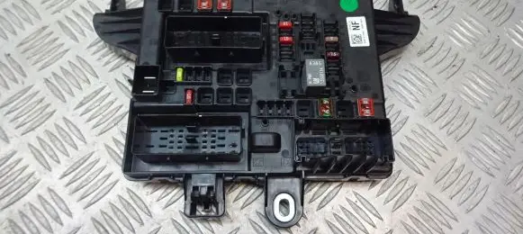 Opel Insignia A Fuse box cover 13277322