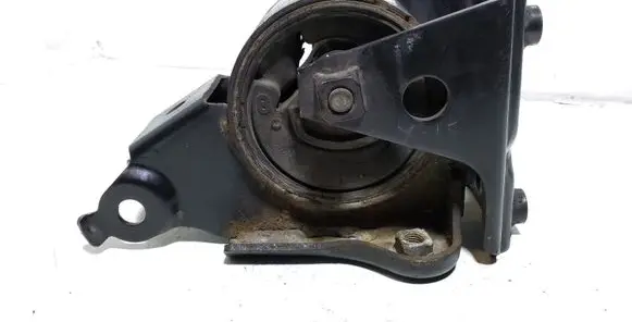 Nissan X-Trail T30 Engine mount bracket