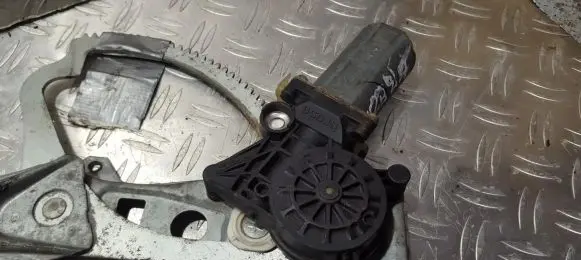 Mercedes-Benz E W210 Front door window regulator motor 0130821670