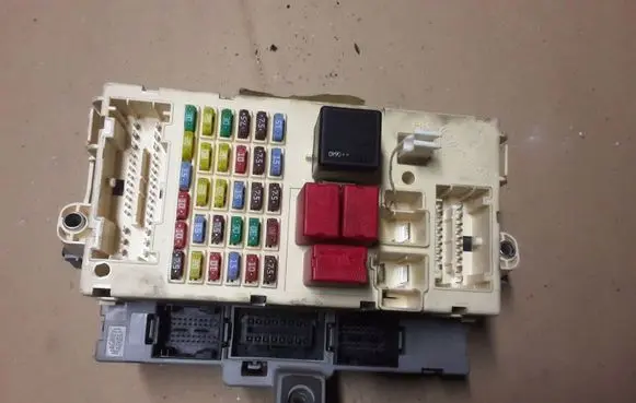 Alfa Romeo 159 Fuse module 50507093