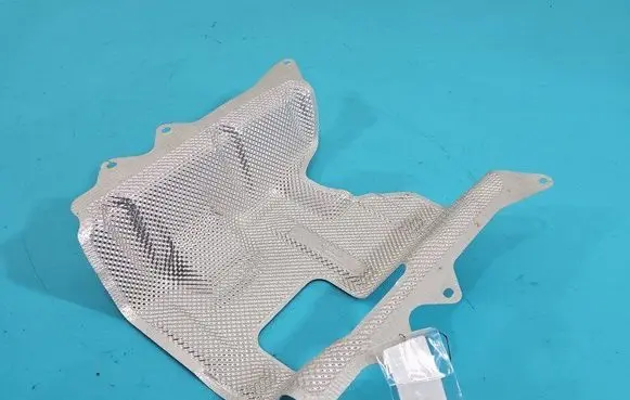 Center/middle under tray cover