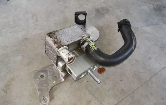 Chevrolet Volt II Oil filter mounting bracket 23298104