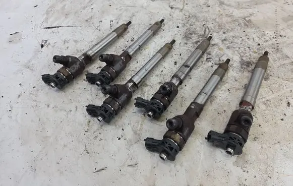 Maserati Ghibli Fuel injectors set 0445110523