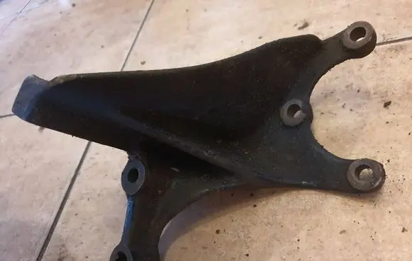 Volkswagen Transporter - Caravelle T4 Power steering pump mounting bracket 044145548D