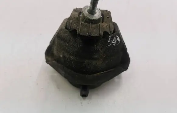 BMW 5 E60 E61 Engine mount bracket 6769874