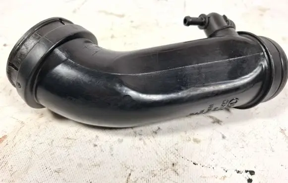 Volkswagen PASSAT B5 Air intake hose/pipe 06B133354