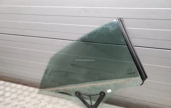 Mercedes-Benz E C207 W207 Rear side window