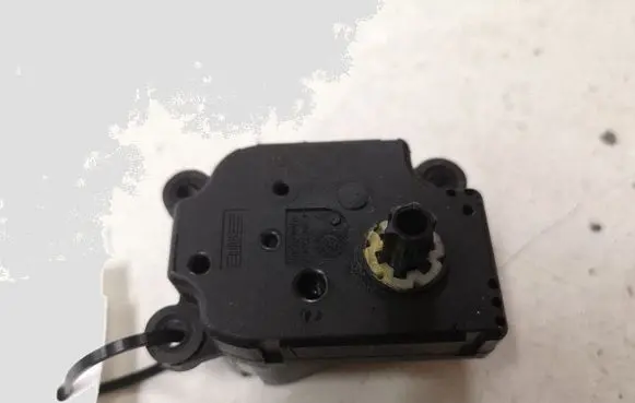 Citroen C5 Air flap motor/actuator P2861001UA31