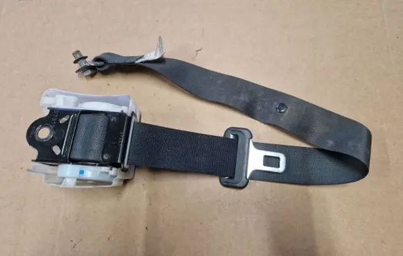 Mitsubishi L200 Rear seatbelt