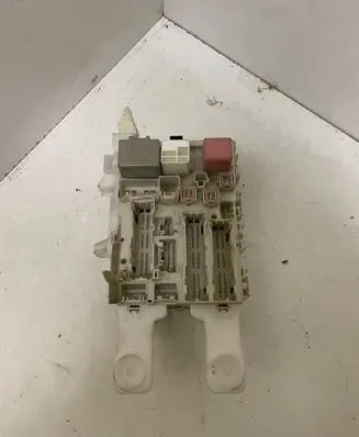 Toyota RAV 4 (XA30) Fuse module 8273042020