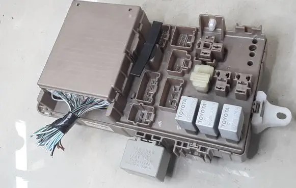 Toyota Corolla E120 E130 Fuse module 8264102040 8198050030 9008087019