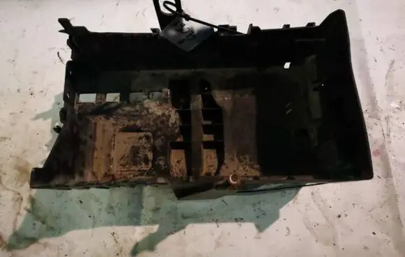 Battery box tray