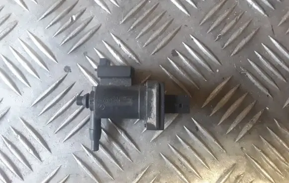 Mercedes-Benz C W203 Turbo solenoid valve A2038000178