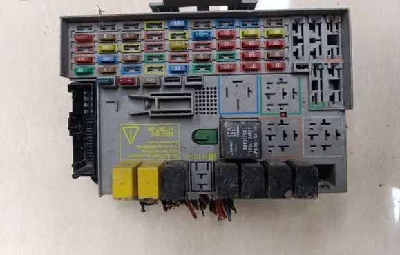 Opel Zafira A Fuse box set 24412497