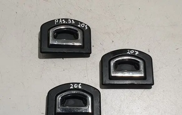 Volkswagen PASSAT B5 Tie down hook / loop 1J0864203B