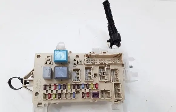 Toyota Corolla Verso AR10 Fuse module
