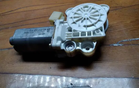 Mercedes-Benz E W211 Front door window regulator motor A2118202942 993626101 0130821970