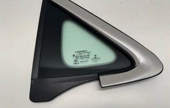 Chrysler Pacifica Front triangle window/glass 68227746AC 0408161122