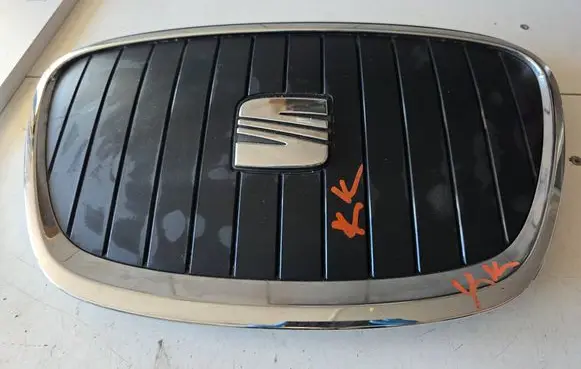 Seat Leon (1P) Front bumper upper radiator grill 1P0853654D