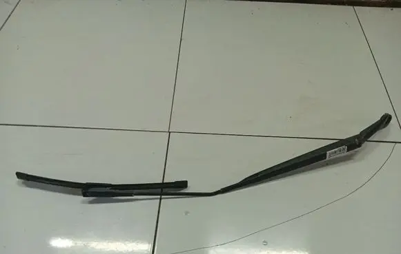 Front wiper blade arm