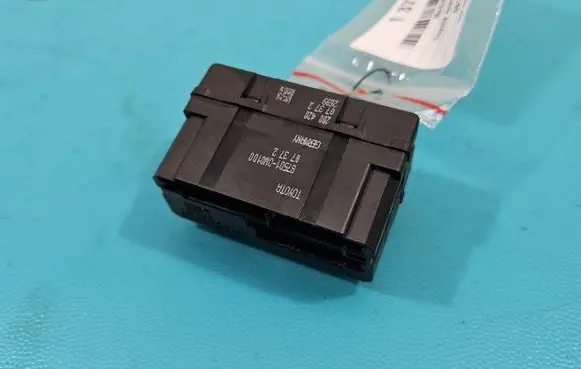 Toyota Avensis T250 Central body control module 857010W0100 IMPRK1377139