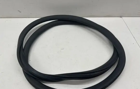 Opel Mokka B Rear door rubber seal (on body) 