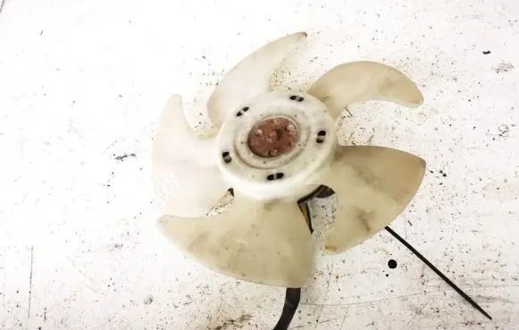 Radiator cooling fan shroud