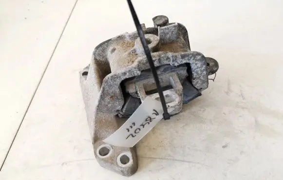 Peugeot 407 Engine mount bracket