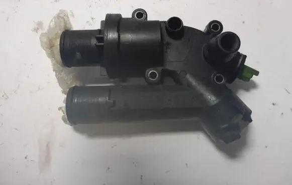 Peugeot 4007 Thermostat housing 9657182080