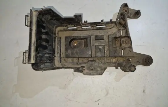 Volkswagen PASSAT B6 Battery tray 1K0915333