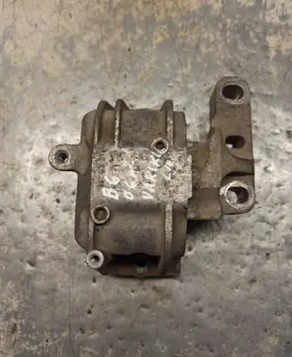 Volkswagen PASSAT B6 Engine mount bracket