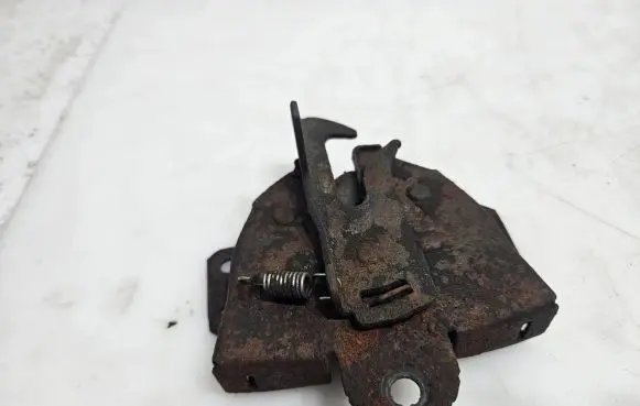 Mitsubishi Grandis Engine bonnet/hood lock/catch