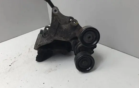 Hyundai Santa Fe Generator/alternator bracket 