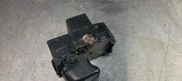Volvo V70 Electric window control switch 8685288