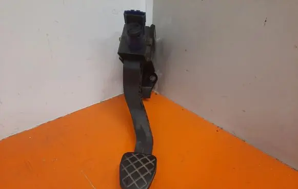 Volkswagen Polo IV 9N3 Clutch pedal 6Q1721059T