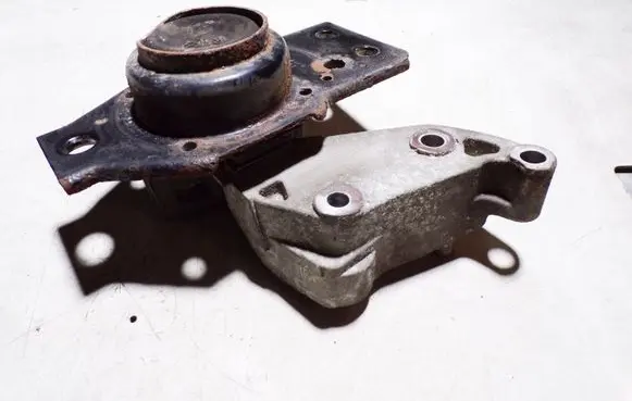 Nissan X-Trail T31 Engine mount bracket DD130307 F6036100
