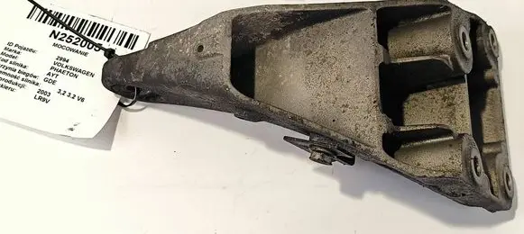 Engine mounting bracket