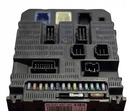 Peugeot 308 Fuse module 9663798180