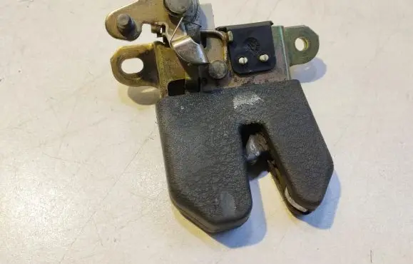 Volkswagen Bora Tailgate lock latch 1J5827505